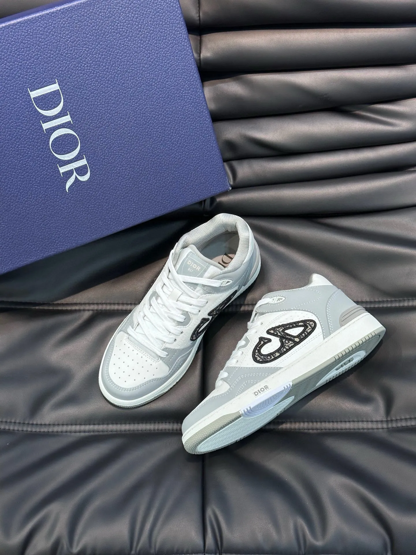 Ex-factory price: 440💰DIOB57 mid-top sneakers are shipped. This B57 mid-top sneaker is a new product in the 2024 spring men's wear series. It reinterprets the basketball shoe design and has become a classic item of Dior. Mid-top lace-up style crafted from color-blocked cow leather with contrasting suede and a CD logo displayed on the side. The tongue is decorated with the Dior B57 logo, and various distinctive details enhance the style. The CD logo eyelet details, upper stitching and rubber panels highlight the dynamic charm of its sports style. With two-color rubber sole, mesh fabric lining and cotton lining for foot padding, the upper foot is comfortable and breathable. Can be paired with a variety of clothing to create a sophisticated look. Code 38-44, (45 can be customized)